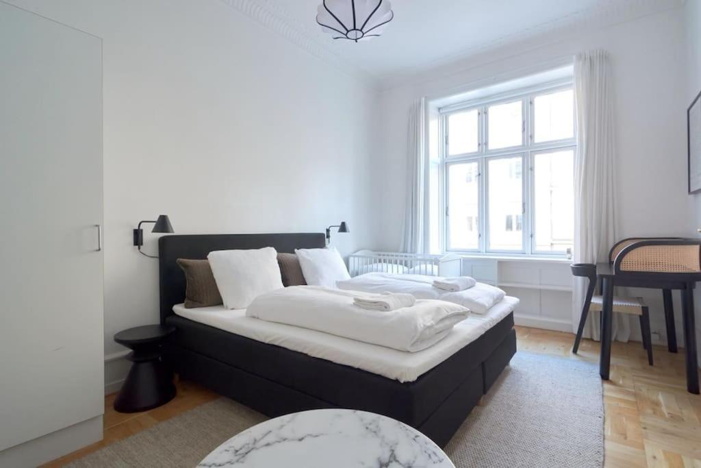Moderen And Sleek 3Br With Bath By The Lakes And Metro Copenhaga Exterior foto