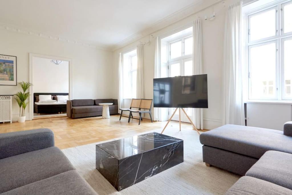 Moderen And Sleek 3Br With Bath By The Lakes And Metro Copenhaga Exterior foto